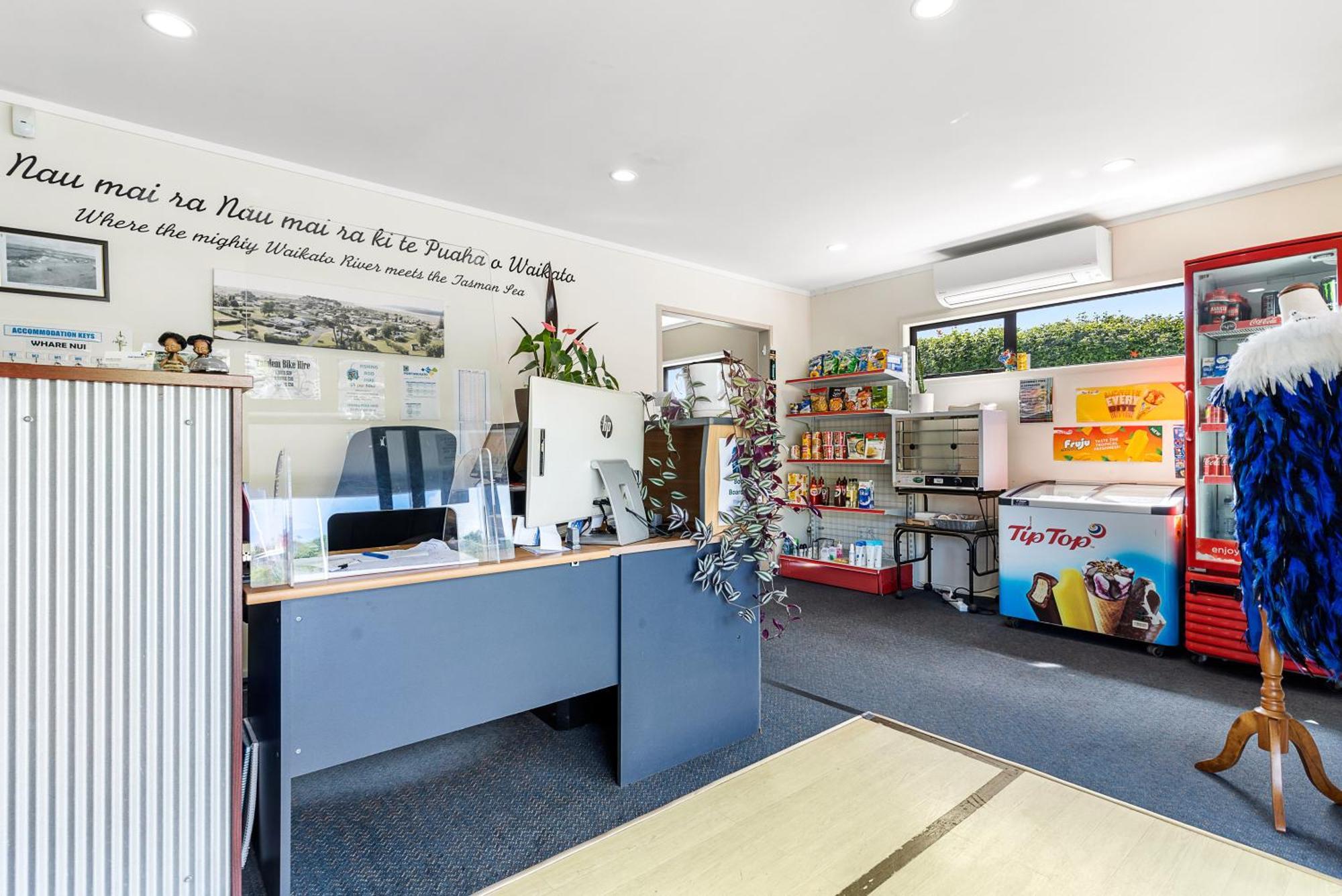 Port Waikato Holiday Park Luaran gambar